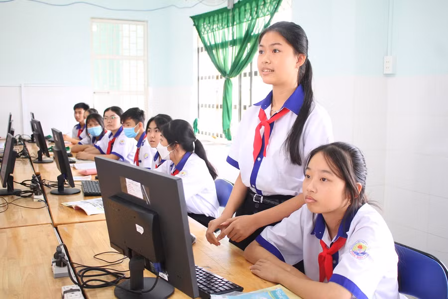 Học sinh Trường THCS Vĩnh Hiệp (thị xã Vĩnh Châu, Sóc Trăng) trong giờ học Tin học. Ảnh: Q. Ngữ.