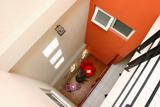 Ngôi nhà với màu đỏ may mắn ảnh 8