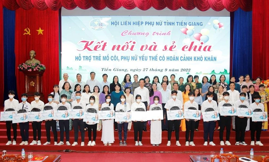 Trao học bổng cho học sinh tại chương trình.