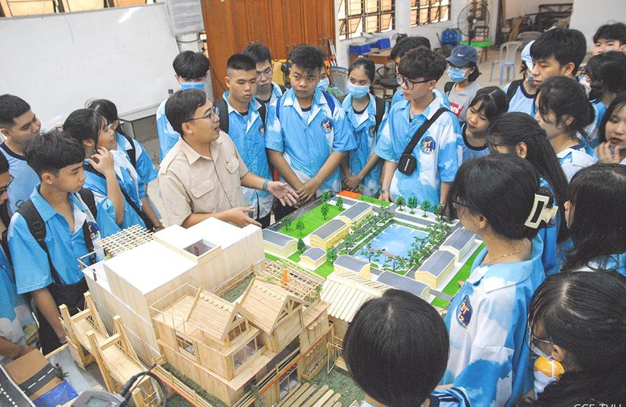 Định hướng nghề nghiệp và phân luồng là giải pháp quan trọng để học sinh lựa chọn con đường học tập phù hợp. Định hướng nghề nghiệp và phân luồng là giải pháp quan trọng để học sinh lựa chọn con đường học tập phù hợp.