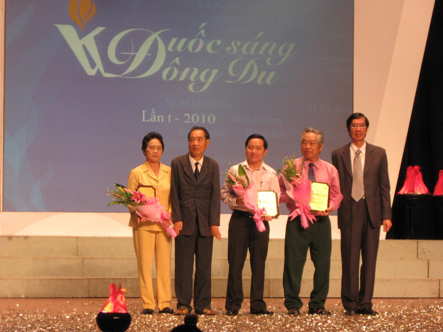 Nhà giáo Nguyễn Ngọc Ký (thứ 2 bên trái) và đại diện Bộ GD&ĐT cùng các thành viên trong Lễ tổng kết Hội thi Đuốc sáng Đông Du. Nhà giáo Nguyễn Ngọc Ký (thứ 2 bên trái) và đại diện Bộ GD&ĐT cùng các thành viên trong Lễ tổng kết Hội thi Đuốc sáng Đông Du.