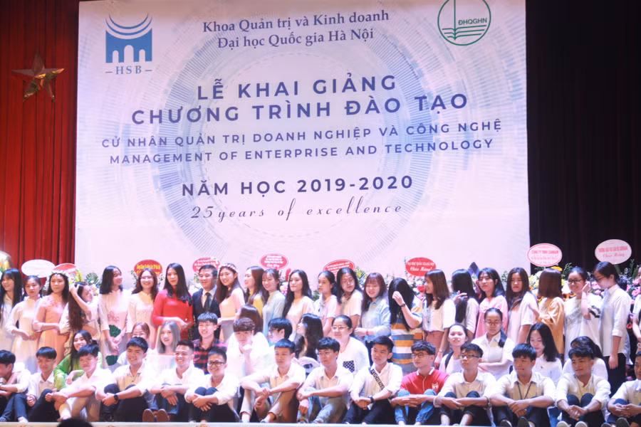 Gương mặt những tân sinh viên khóa đầu tiên ngành Quản trị Doanh nghiệp và Công nghệ (Khoa Quản trị và Kinh doanh - ĐHQG Hà Nội) trong lễ khai giảng.