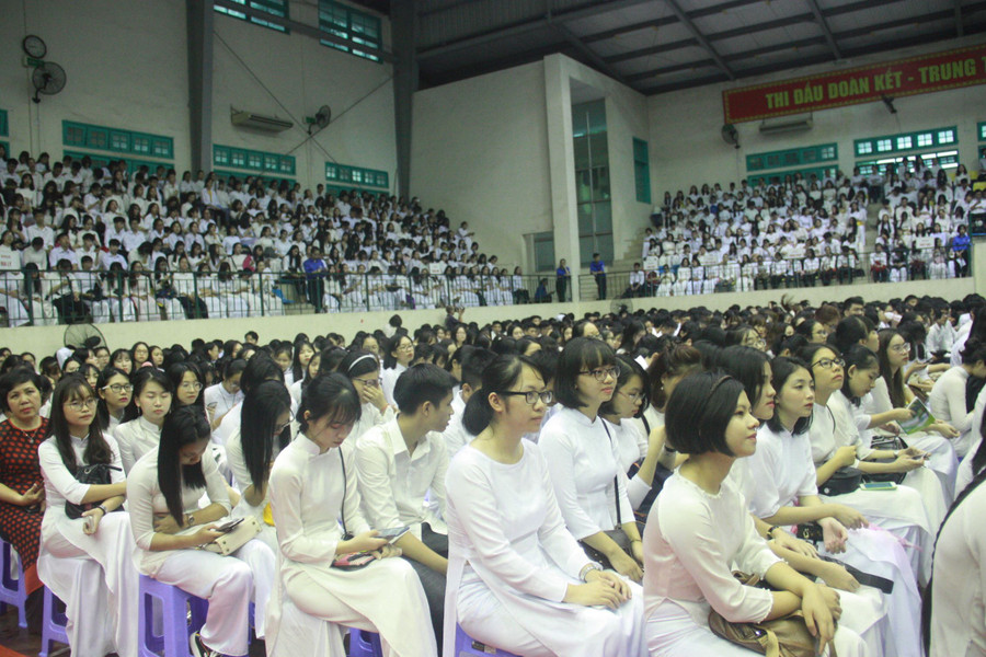 Sinh viên Trường ĐHSP Hà Nội trong đồng phục áo dài trắng dự lễ khai giảng.