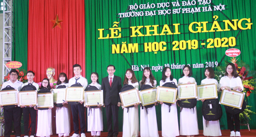 GS Nguyễn Văn Minh trao thưởng cho các tân sinh viên xuất sắc. GS Nguyễn Văn Minh trao thưởng cho các tân sinh viên xuất sắc.