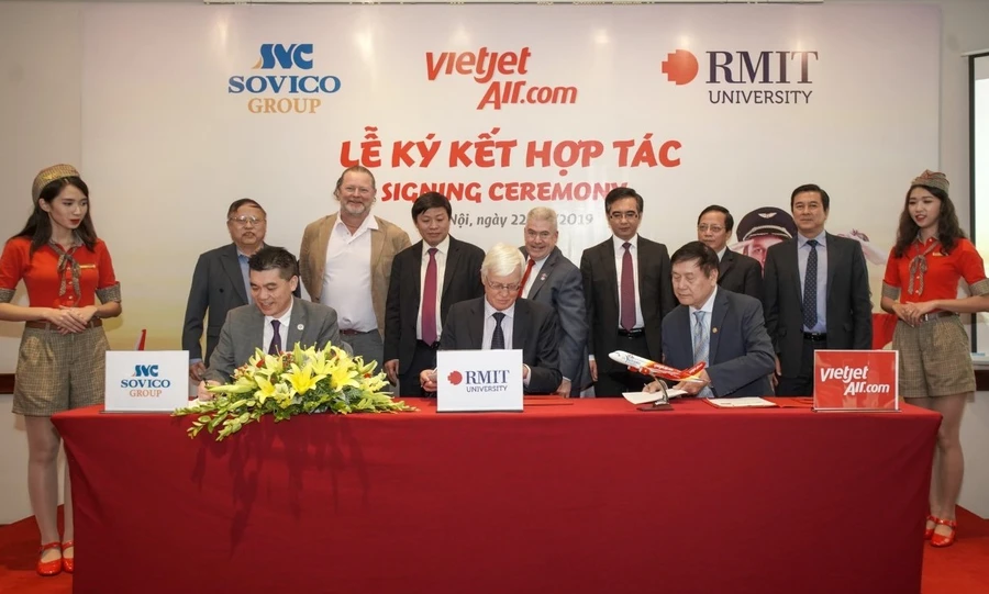 Lễ ký kết giữa ĐH RMIT, Tập đoàn Sovico và Hãng hàng không Vietjet. 