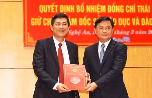 Ông Thái Văn Thành (trái ảnh) nhận quyết định bổ nhiệm chức vụ Giám đốc Sở GD&ĐT Nghệ An. Đây là giám đốc Sở GD&ĐT đầu tiên có học hàm giáo sư. Ảnh: Báo Nghệ An.