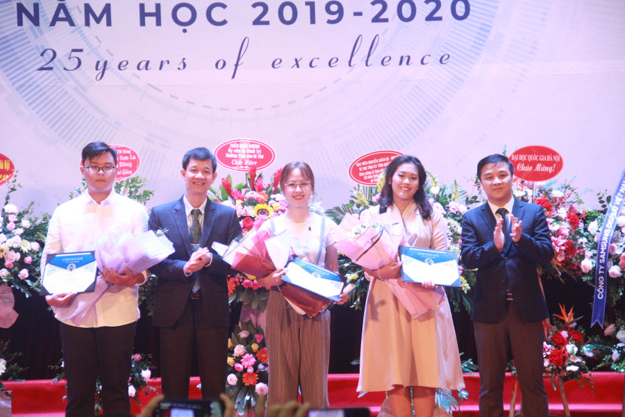 Lãnh đạo Khoa Quản trị và Kinh doanh trao thưởng cho những gương mặt tân sinh viên xuất sắc ngành Quản trị Doanh nghiệp và Công nghệ khóa đầu tiên.