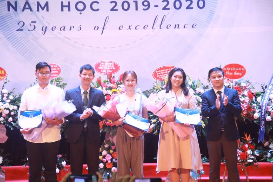 Lãnh đạo Khoa Quản trị và Kinh doanh trao thưởng cho những gương mặt tân sinh viên xuất sắc ngành Quản trị Doanh nghiệp và Công nghệ khóa đầu tiên.