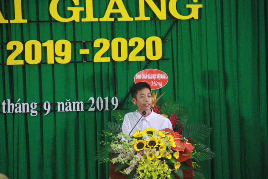 Nguyễn Thuận Hưng - Huy chương Vàng Olympic Toán quốc tế - thay mặt các tân sinh viên phát biểu tại lễ khai giảng. Nguyễn Thuận Hưng - Huy chương Vàng Olympic Toán quốc tế - thay mặt các tân sinh viên phát biểu tại lễ khai giảng.