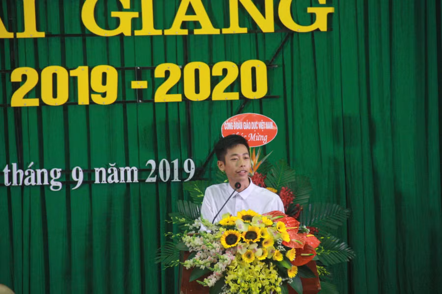 Nguyễn Thuận Hưng - Huy chương Vàng Olympic Toán quốc tế - thay mặt các tân sinh viên phát biểu tại lễ khai giảng.