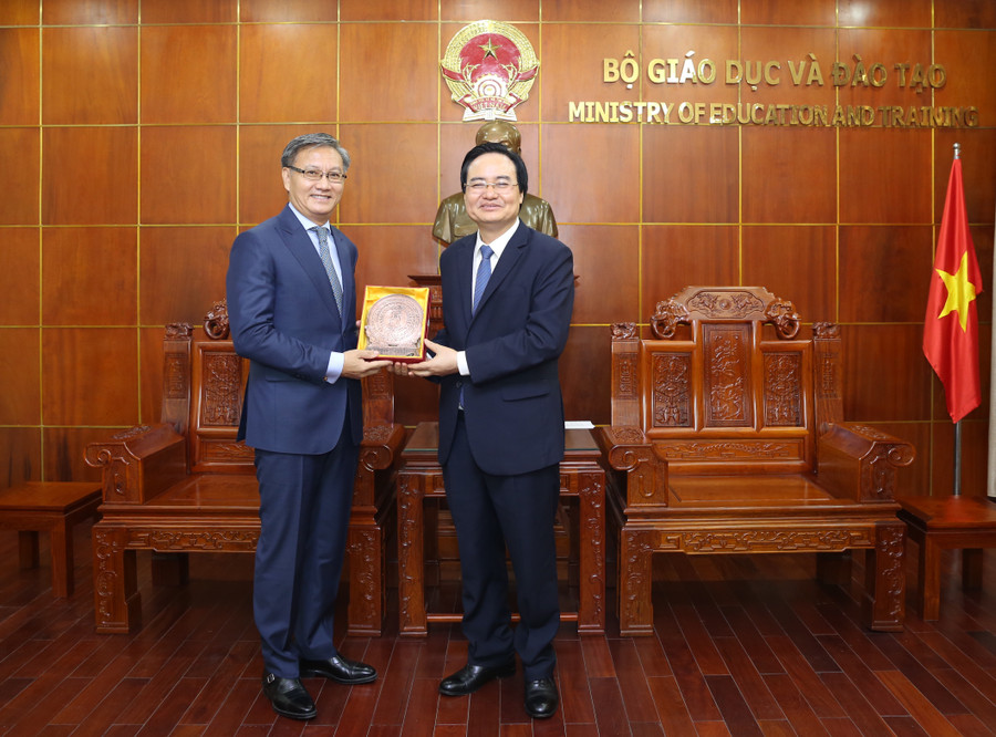 Bộ trưởng Bộ GD&ĐT Phùng Xuân Nhạ tăng quà lưu niệm cho ngài Thongsavanh Phomvihane. Bộ trưởng Bộ GD&ĐT Phùng Xuân Nhạ tăng quà lưu niệm cho ngài Thongsavanh Phomvihane.