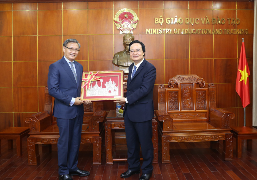 Món quà lưu niệm ngài Thongsavanh Phomvihane tặng Bộ trưởng Phùng Xuân Nhạ trước khi về nước. Món quà lưu niệm ngài Thongsavanh Phomvihane tặng Bộ trưởng Phùng Xuân Nhạ trước khi về nước.
