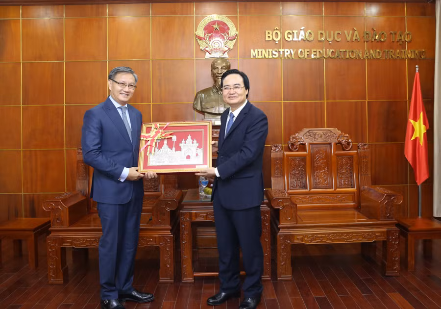 Món quà lưu niệm ngài Thongsavanh Phomvihane tặng Bộ trưởng Phùng Xuân Nhạ trước khi về nước.