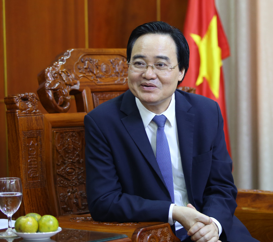 Bộ trưởng Bộ GD&ĐT Phùng Xuân Nhạ tại buổi tiếp ngài Thongsavanh Phomvihane. Bộ trưởng Bộ GD&ĐT Phùng Xuân Nhạ tại buổi tiếp ngài Thongsavanh Phomvihane.