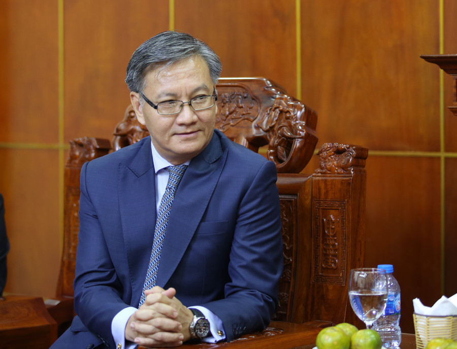 Ngài Thongsavanh Phomvihane - Đại sứ đặc mệnh toàn quyền nước Cộng hòa Dân chủ Nhân dân Lào tại Việt Nam. Ngài Thongsavanh Phomvihane - Đại sứ đặc mệnh toàn quyền nước Cộng hòa Dân chủ Nhân dân Lào tại Việt Nam.
