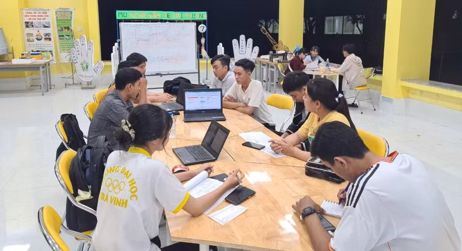 Sinh viên sinh hoạt tại CLB Khởi nghiệp.