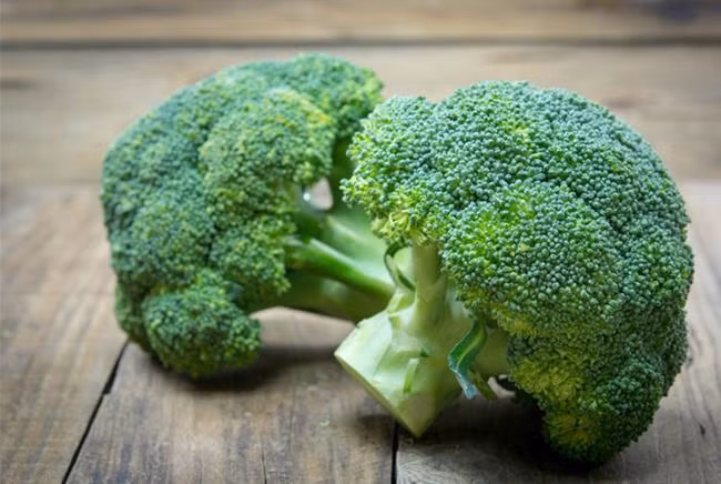 Bông cải xanh có nhiều chất chống lão hoá như vitamine C, E và beta-carotene, giàu chất xơ, giúp giảm nguy cơ ung thư.