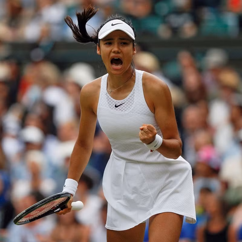 Raducanu thi đấu tại Wimbledon 2021.