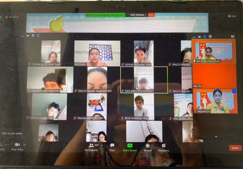 Dạy học trực tuyến sẽ có nhiều khó khăn nhưng hình thức này được thầy, trò xem là tối ưu nhất trong tình hình dịch bệnh diễn biến phức tạp như hiện nay.
