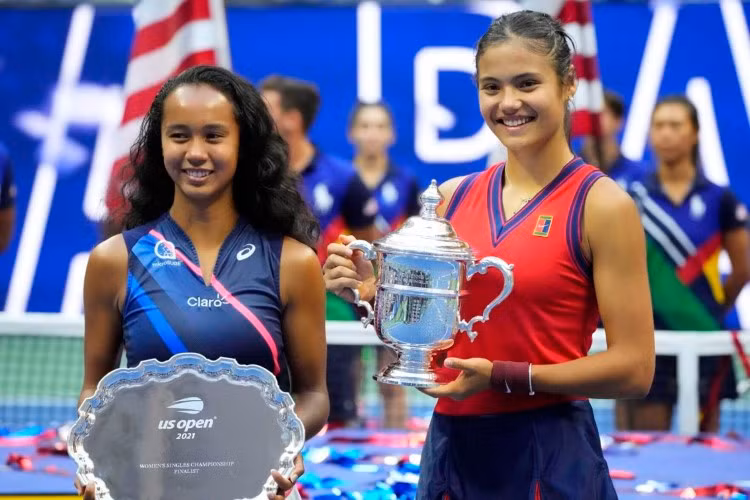 Emma Raducanu (bên phải) và Leylah Fernandez.