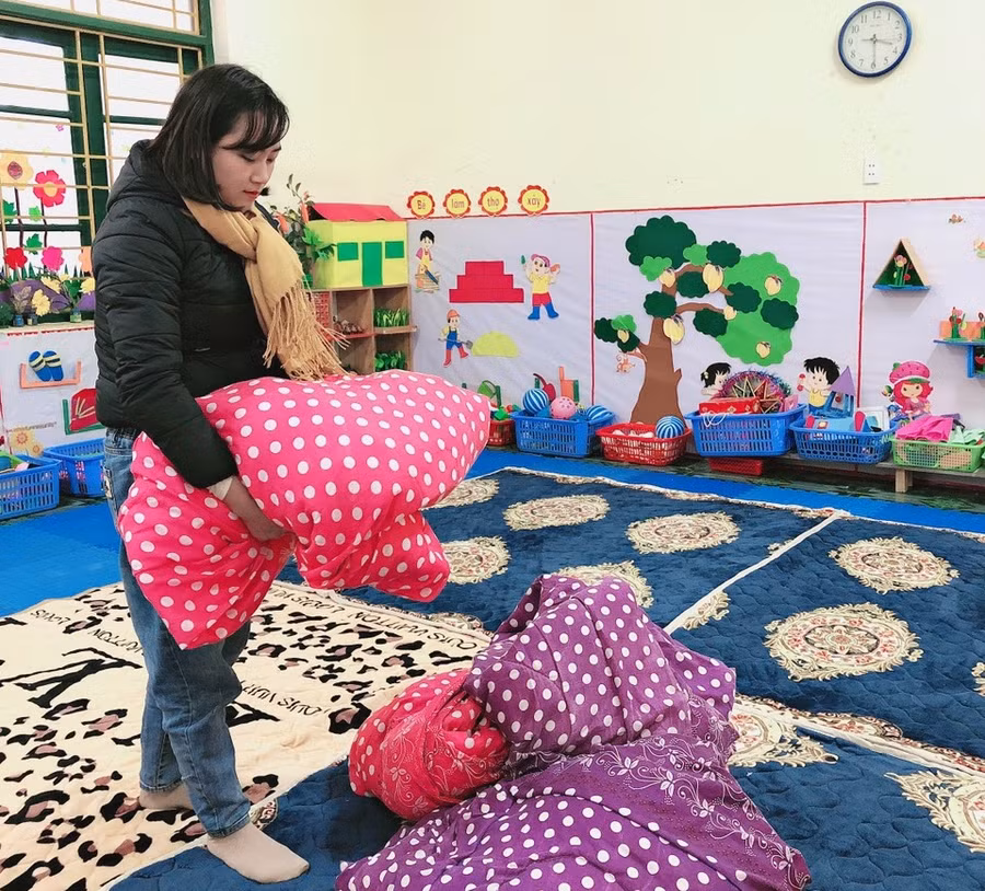 Các cô giáo trường Mầm non Lam Vỹ (Định Hóa, Thái Nguyên) chuẩn bị thêm chăn ấm cho trẻ