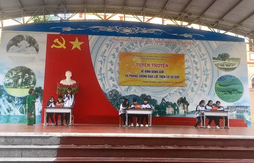 Các học sinh thi hiểu biết về Luật bình đẳng giới và Luật phòng chống bạo lực trên cơ sở giới