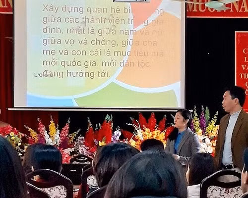 Đồng chí Trịnh Tùng Hương, Phó Trưởng Ban Tuyên giáo - Nữ công Liên đoàn lao động tỉnh triển khai các nội dung tập huấn cho cán bộ công đoàn cơ sở