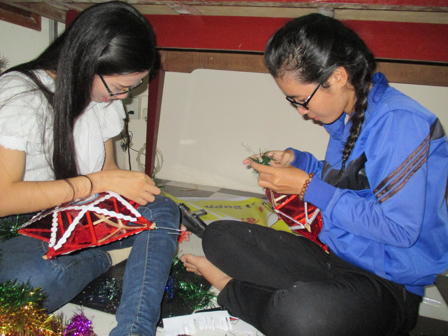 Sinh viên tất bật làm lồng đèn tặng trẻ em nghèo ảnh 7