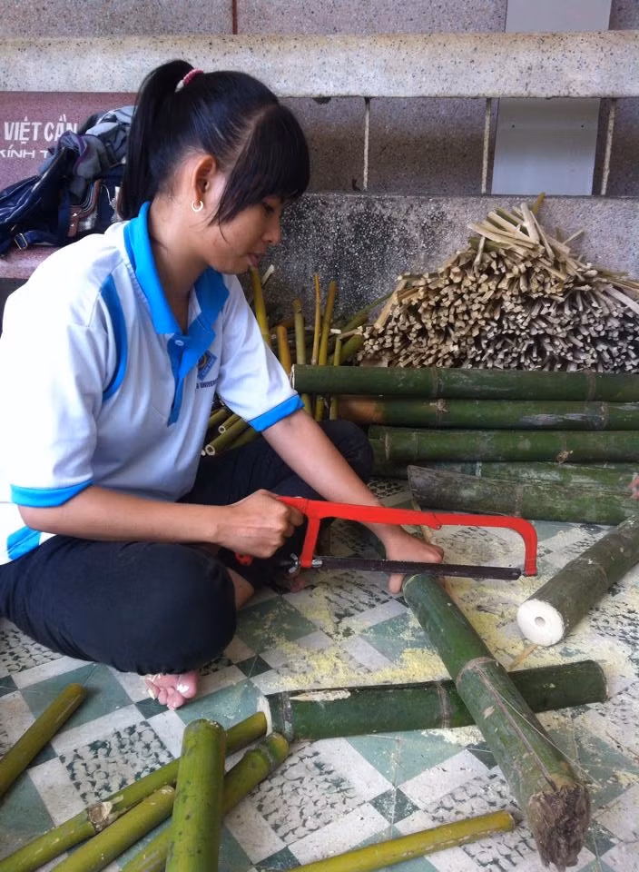 Sinh viên tất bật làm lồng đèn tặng trẻ em nghèo ảnh 1