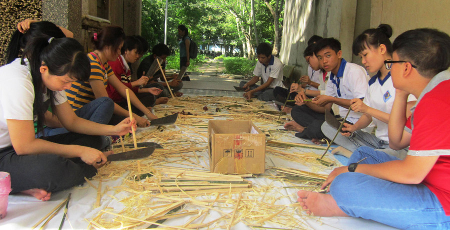 Sinh viên tất bật làm lồng đèn tặng trẻ em nghèo ảnh 8