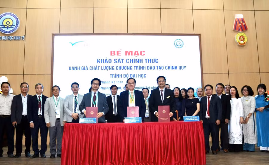 Lễ ký biên bản hoàn thành đợt khảo sát đánh giá ngoài 2 chương trình đào tạo ngành Kế toán và Tài chính tại Trường Đại học, Đại học Huế.