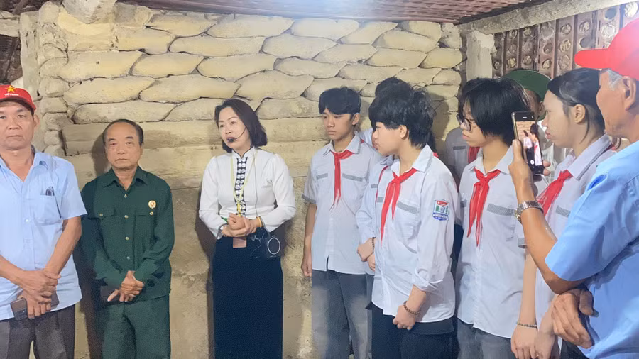 Học sinh Trường THCS Him Lam chăm chú lắng nghe hướng dẫn viên giới thiệu về hầm de Castries. Ảnh: NTCC