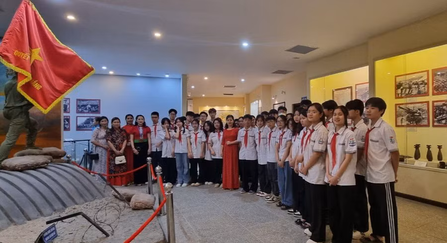 Học lịch sử qua các hiện vật trưng bày tại Bảo tàng Chiến thắng Điện Biên Phủ. Ảnh: NTCC