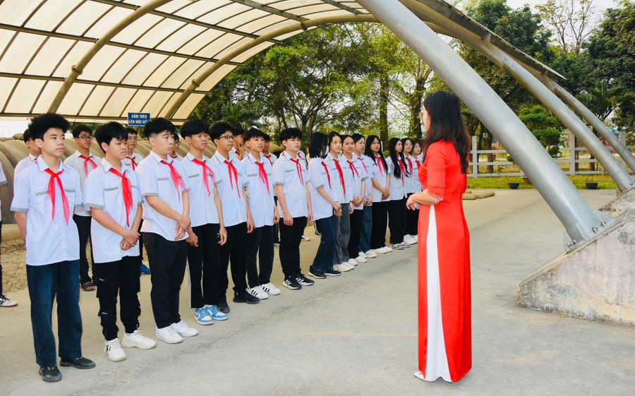 Một tiết dạy lịch sử trải nghiệm của cô trò Trường THCS Him Lam tại hầm de Castries. Ảnh: NTCC Một tiết dạy lịch sử trải nghiệm của cô trò Trường THCS Him Lam tại hầm de Castries. Ảnh: NTCC