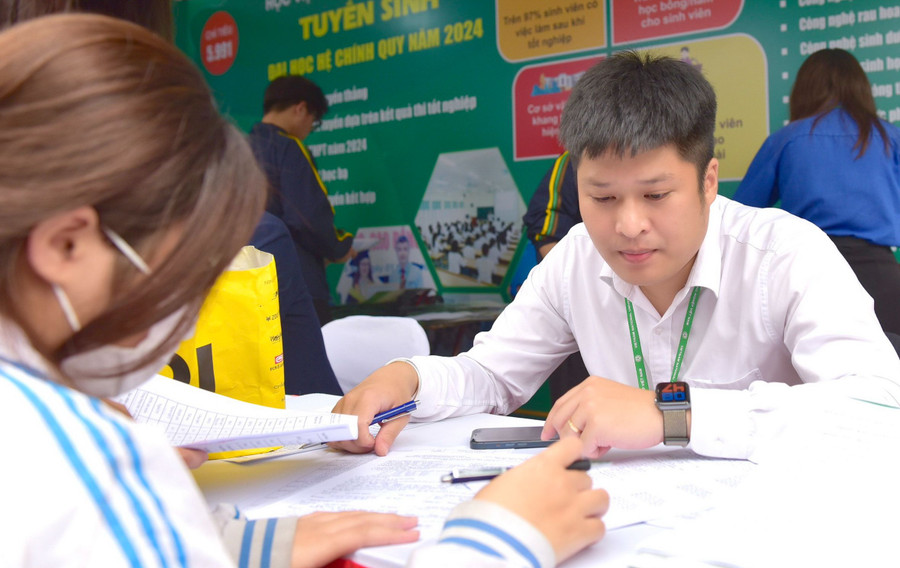 Cán bộ Học viện Nông nghiệp Việt Nam tư vấn tuyển sinh, hướng nghiệp cho học sinh. Ảnh: TG.