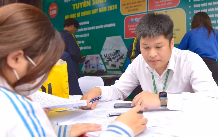 Cán bộ Học viện Nông nghiệp Việt Nam tư vấn tuyển sinh, hướng nghiệp cho học sinh. Ảnh: TG.