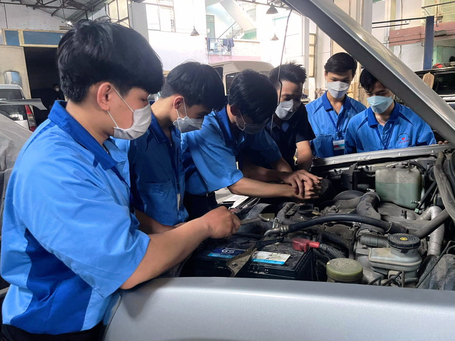 Sinh viên Trường Trung cấp Ý - Việt thực hành sửa chữa ô tô. Sinh viên Trường Trung cấp Ý - Việt thực hành sửa chữa ô tô.