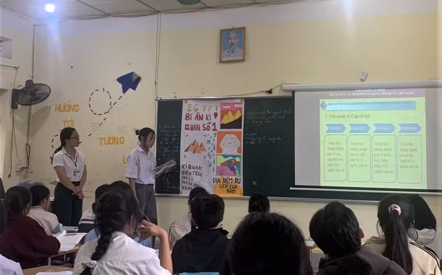 Tiết học Lịch sử của cô trò Trường PTDTNT tỉnh Điện Biên. Ảnh: NTCC