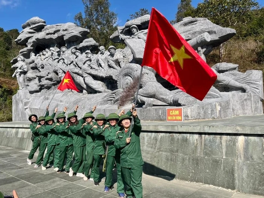 Hoạt động trải nghiệm “Theo dấu chân người chiến sĩ Điện Biên” tại Tượng đài kéo pháo. Ảnh: NTCC