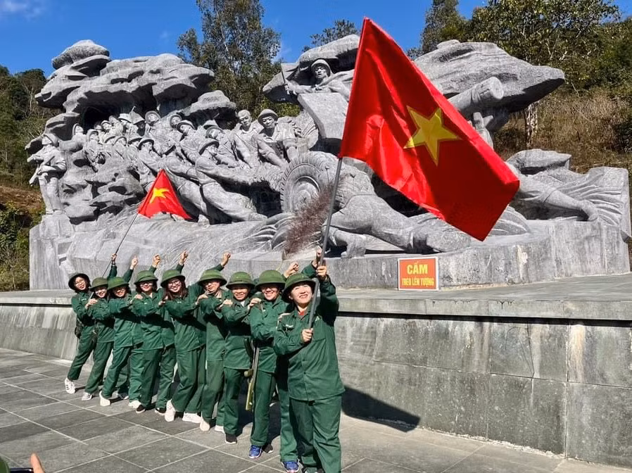 Hoạt động trải nghiệm “Theo dấu chân người chiến sĩ Điện Biên” tại Tượng đài kéo pháo. Ảnh: NTCC