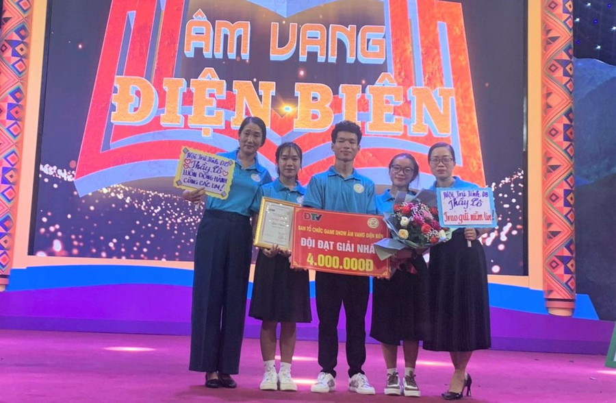 Cô Huyền (ngoài cùng bên phải) chụp ảnh cùng học sinh trong chương trình Âm vang Điện Biên. Ảnh: NTCC Cô Huyền (ngoài cùng bên phải) chụp ảnh cùng học sinh trong chương trình Âm vang Điện Biên. Ảnh: NTCC