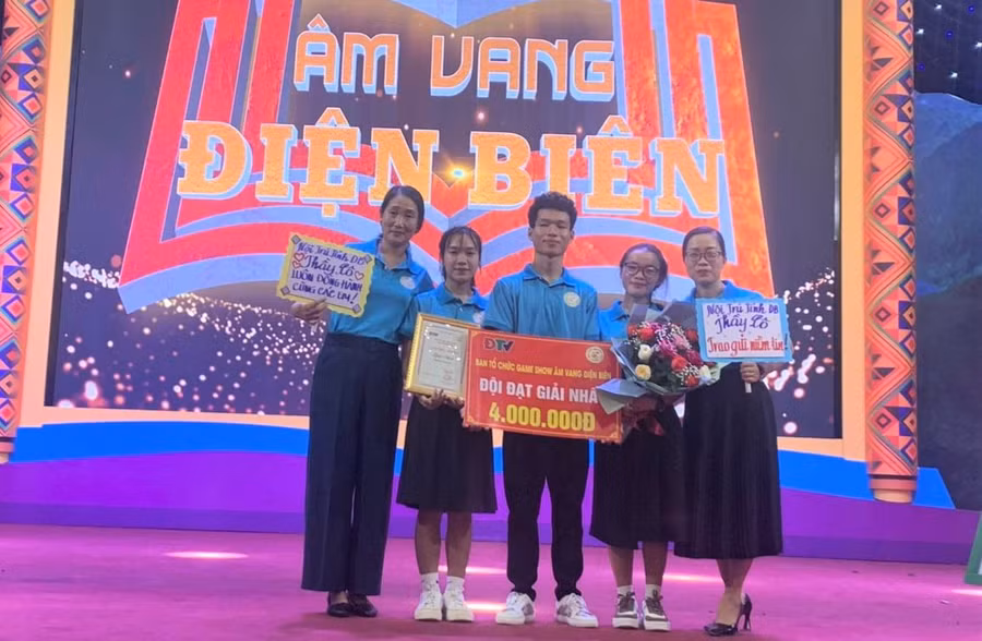 Cô Huyền (ngoài cùng bên phải) chụp ảnh cùng học sinh trong chương trình Âm vang Điện Biên. Ảnh: NTCC