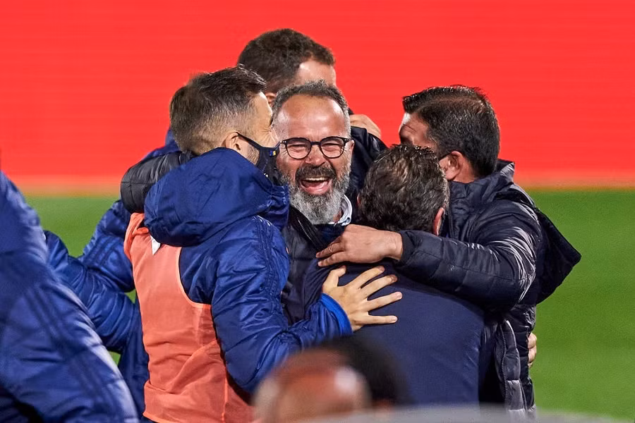 Niềm vui vỡ oà HLV Alvaro Cervera và các cộng sự khi Cadiz giành “chiến thắng kỳ diệu” trước “Kền kền trắng”.