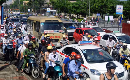 Thu phí bảo trì đường bộ với xe máy gặp rất nhiều khó khăn trên địa bàn Hà Nội