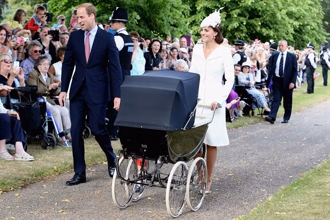 Gia đình Hoàng tử William chậm rãi bước ra từ ngôi nhà của Nữ hoàng Sandringham đến gần Nhà thờ St Mary Magdalene.