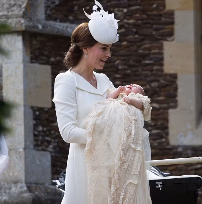 Nữ Công tước Kate Middleton, 33 tuổi, diện một chiếc áo choàng màu kem thanh lịch của Alexander McQueen. Đây cũng là nhà thiết kế chiếc váy mà cô đã mặc trong lễ rửa tội của George tháng 10.2013.