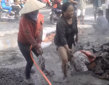 Hai bị can Châu Thị Ba (phải) và Nguyễn Thị Liên trong một lần phá hoại tài sản của bà Liên Mỹ Lén.