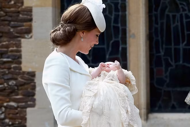 Công chúa được chờ đón nhất của năm - Charlotte, cuối cùng đã có được một lễ rửa tội nhẹ nhàng và quây quần cùng gia đình trong nhà thờ St. Mary Magdalene.