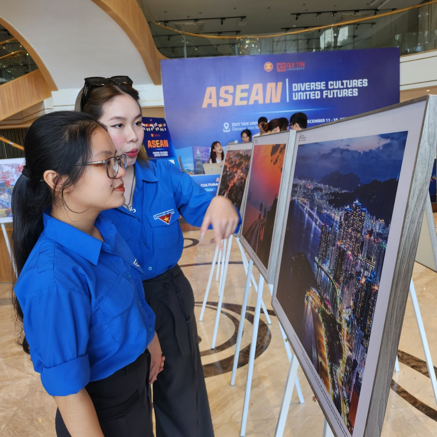 Triển lãm ảnh du lịch Hàn Quốc sẽ được trưng bày trong suốt thời gian diễn ra Tuần lễ giao lưu văn hóa ASEAN - Hàn Quốc. Triển lãm ảnh du lịch Hàn Quốc sẽ được trưng bày trong suốt thời gian diễn ra Tuần lễ giao lưu văn hóa ASEAN - Hàn Quốc.