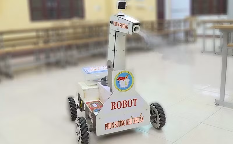 Robot phun sương khử khuẩn của nhóm học sinh Trường THPT Nguyễn Huệ, tỉnh Nam Định.